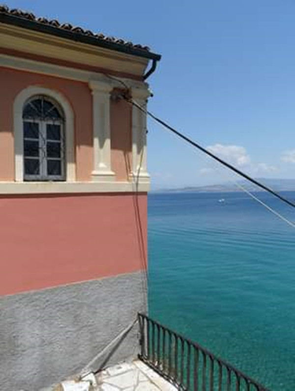 Có thể hiểu ảnh chụp tại Hy Lạp rõ hơn qua ảnh này. Ảnh: Sara Giovannetti.