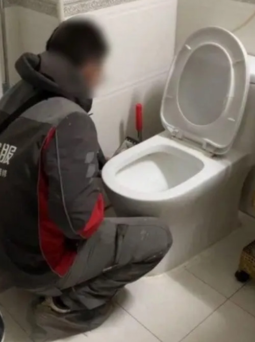 Hóa ra anh Tan và người yêu đã dùng nước thải để ăn uống, tắm rửa trong suốt nửa năm. Ảnh: Jam Press. Hóa ra anh Tan và người yêu đã dùng nước thải để ăn uống, tắm rửa trong suốt nửa năm. Ảnh: Jam Press.