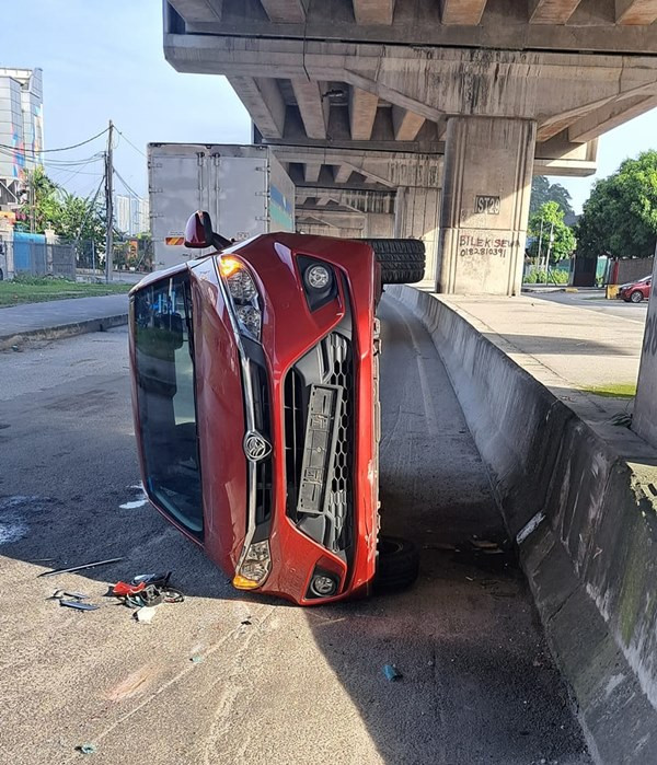 Chiếc ô tô gặp nạn. Ảnh: Kentang. Chiếc ô tô gặp nạn. Ảnh: Kentang.