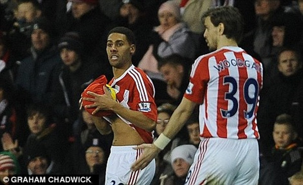 Shotton lau bóng và bị cho là vi phạm quy định. Ảnh: Graham Chadwick. Shotton lau bóng và bị cho là vi phạm quy định. Ảnh: Graham Chadwick.