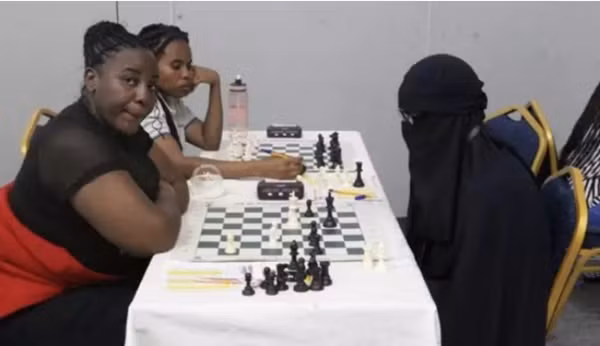 Tài năng của Omondi ấn tượng đến mức Ban Tổ chức sinh nghi. Ảnh: Chess Kenya.