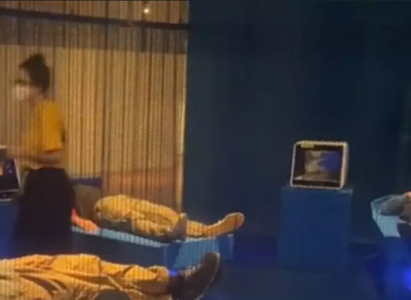 Luôn có nhân viên ở bên cạnh để gỡ máy khỏi những người tham gia vào bất kỳ thời điểm nào. Ảnh: Croom12. Luôn có nhân viên ở bên cạnh để gỡ máy khỏi những người tham gia vào bất kỳ thời điểm nào. Ảnh: Croom12.