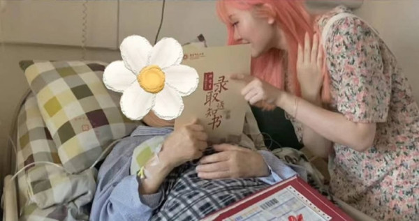 Ông của Zheng đã phải nằm viện 9 tháng, nên cô đem giấy nhập học vào viện khoe với ông. Ảnh: Xiaohongshu.