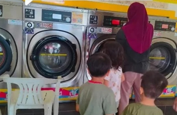 Người lớn mà không chú ý là trẻ con có thể nghịch dại ngay. Ảnh: Azura. Người lớn mà không chú ý là trẻ con có thể nghịch dại ngay. Ảnh: Azura.