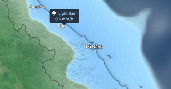 Dự báo mưa (những vùng màu xanh da trời nhạt) ở một số tỉnh thành miền Trung vào 11h trưa ngày 30/12. Ảnh: Zoom Earth, OpenStreetMap.