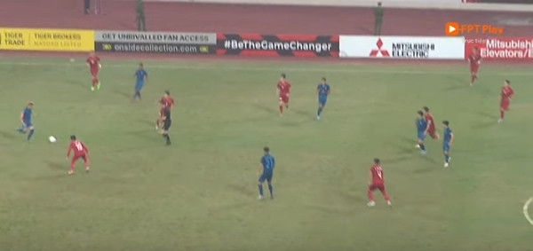 Tình huống dẫn tới bàn thắng thứ hai của ĐT Thái Lan. Ảnh: YouTube. Tình huống dẫn tới bàn thắng thứ hai của ĐT Thái Lan. Ảnh: YouTube.