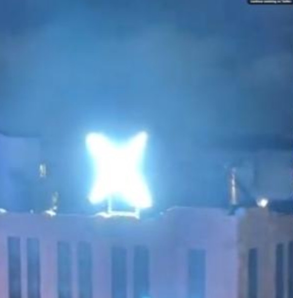 Chữ X sáng rực trên nóc tòa nhà X (Twitter). Ảnh: Christopher Beale. Chữ X sáng rực trên nóc tòa nhà X (Twitter). Ảnh: Christopher Beale.