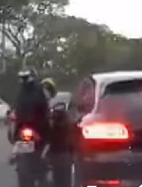 Vụ tai nạn thứ nhất: Xe máy và ô tô va chạm khi ô tô đang chuyển làn. Ảnh: SGRV. Vụ tai nạn thứ nhất: Xe máy và ô tô va chạm khi ô tô đang chuyển làn. Ảnh: SGRV.