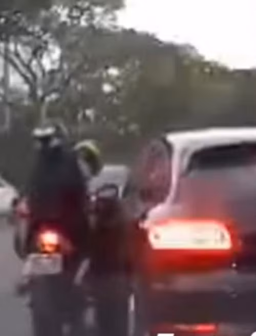 Vụ tai nạn thứ nhất: Xe máy và ô tô va chạm khi ô tô đang chuyển làn. Ảnh: SGRV.