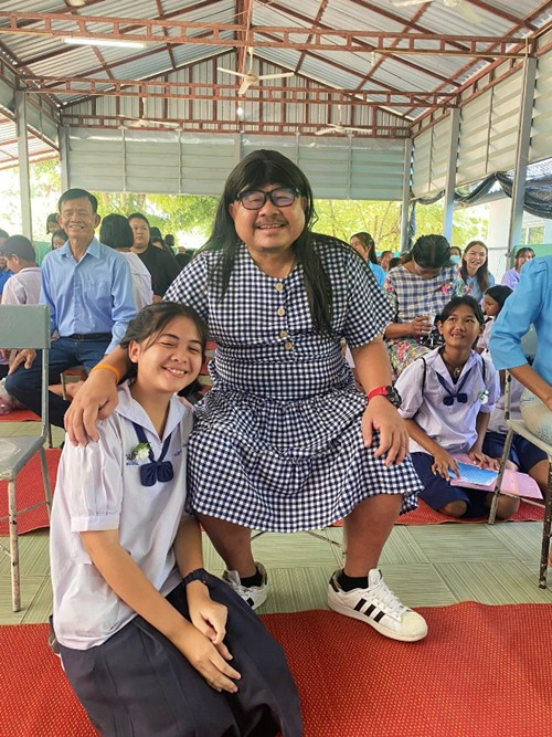 Hai cha con trong sự kiện Ngày của Mẹ. Ảnh: Facebook.