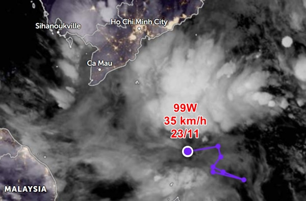 Áp thấp 99W đang di chuyển theo hướng Tây. Ảnh: Zoom Earth, JMA. Áp thấp 99W đang di chuyển theo hướng Tây. Ảnh: Zoom Earth, JMA.