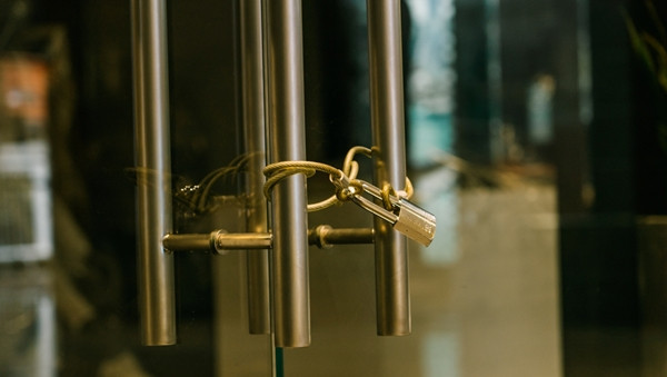 Lim khóa cửa văn phòng để nhốt 9 đồng nghiệp (cũ). Ảnh minh họa: MSN.