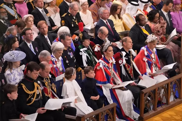 Gia đình William - Kate ngồi ở hàng ghế đầu còn Harry được xếp ngồi ở hàng ghế thứ ba. Ảnh: Getty.