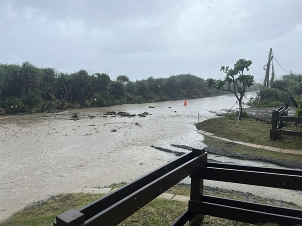 Một con đường ở Đài Loan (Trung Quốc) bị ngập vào ngày 26/7 do bão Doksuri. Ảnh: Focus Taiwan. Một con đường ở Đài Loan (Trung Quốc) bị ngập vào ngày 26/7 do bão Doksuri. Ảnh: Focus Taiwan.