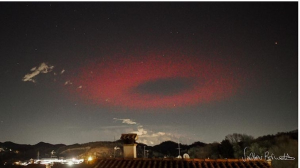 Vòng tròn đỏ bí ẩn trên bầu trời nước Ý. Ảnh: Valter Binotto.