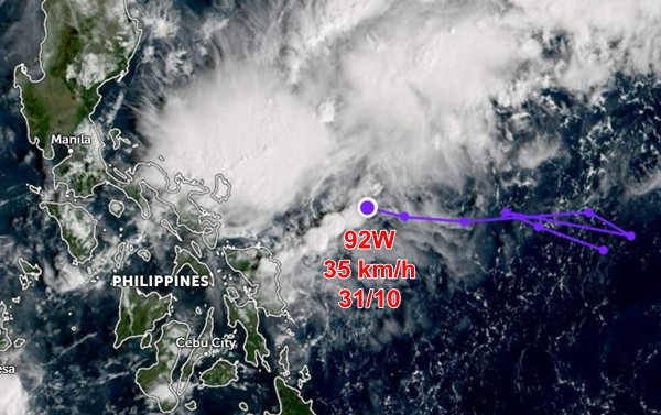 Áp thấp 92W đang tiến về phía Philippines. Ảnh: Zoom Earth, JMA, Himawari.