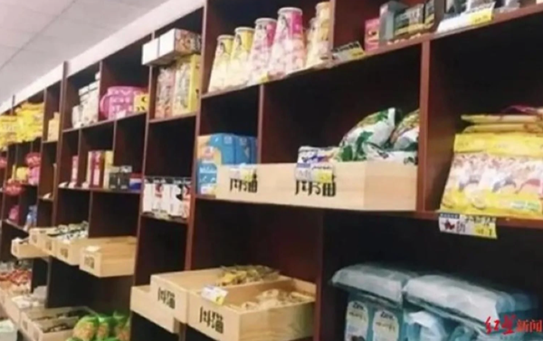 Từ việc lục thùng rác tìm đồ cũ đem bán, dần dần, Vương kinh doanh nhiều mặt hàng. Ảnh: Douyin. Từ việc lục thùng rác tìm đồ cũ đem bán, dần dần, Vương kinh doanh nhiều mặt hàng. Ảnh: Douyin.