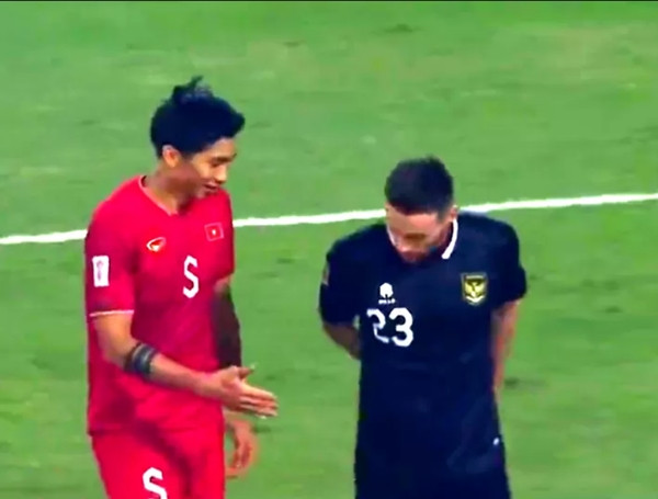 Tình huống Marc Klok từ chối bắt tay Văn Hậu được cư dân mạng Indonesia chia sẻ nhiều. Ảnh: Klik Anggaran. Tình huống Marc Klok từ chối bắt tay Văn Hậu được cư dân mạng Indonesia chia sẻ nhiều. Ảnh: Klik Anggaran.