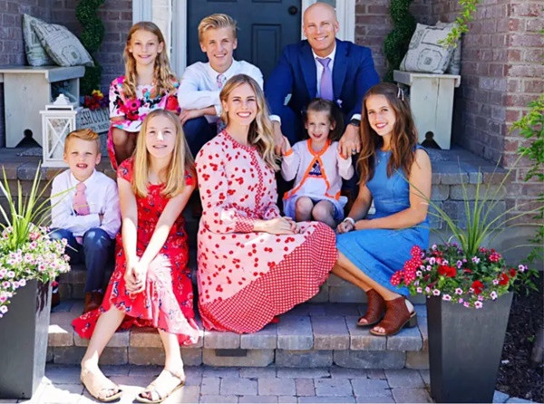 Franke và Kevin (được cho là chồng nhưng đã ly thân) cùng 6 người con. Ảnh: Ruby Franke. Franke và Kevin (được cho là chồng nhưng đã ly thân) cùng 6 người con. Ảnh: Ruby Franke.