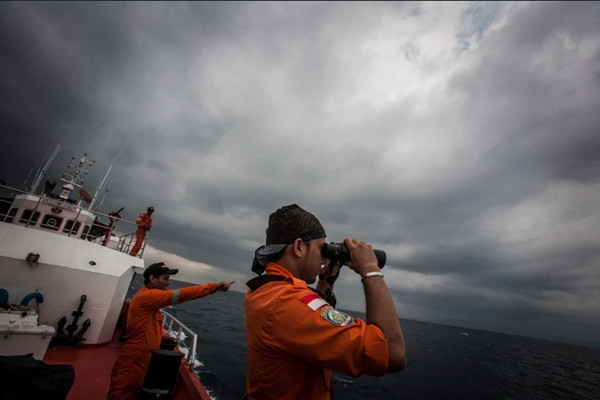 Một đội tìm kiếm đang cố gắng tìm dấu vết của MH370 sau khi chuyến bay biến mất. Ảnh: Chaideer Mahyuddin/ AFP. Một đội tìm kiếm đang cố gắng tìm dấu vết của MH370 sau khi chuyến bay biến mất. Ảnh: Chaideer Mahyuddin/ AFP.