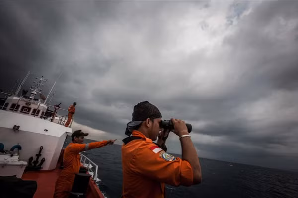 Một đội tìm kiếm đang cố gắng tìm dấu vết của MH370 sau khi chuyến bay biến mất. Ảnh: Chaideer Mahyuddin/ AFP.