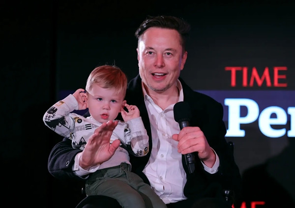 Elon Musk và con trai X. Ảnh: NY Post. Elon Musk và con trai X. Ảnh: NY Post.