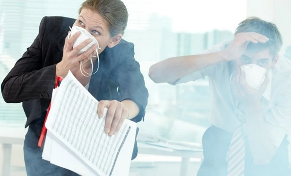 Cúi thấp người khi sơ tán. Ảnh minh họa: Safetymaps. Cúi thấp người khi sơ tán. Ảnh minh họa: Safetymaps.