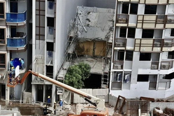 Ngôi nhà cũ kỹ "mắc kẹt" giữa hai tòa chung cư mới. Ảnh: Shin Min Daily News. Ngôi nhà cũ kỹ "mắc kẹt" giữa hai tòa chung cư mới. Ảnh: Shin Min Daily News.