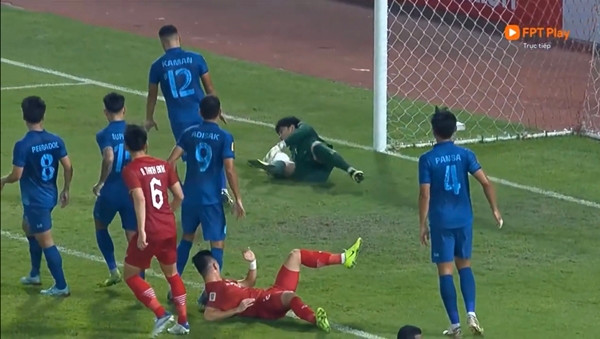 Tiến Linh đã ngã. Ảnh: YouTube.