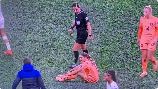 Cầu thủ ĐT nữ Hà Lan đã ngồi xuống kêu đau theo đúng lời HLV. Ảnh: Twitter.