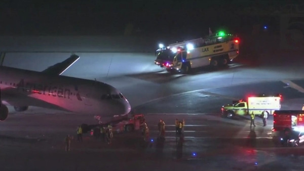 Hành khách trên xe buýt hoảng loạn vì không hiểu sao đang đi xe buýt mà bị máy bay đâm phải được. Ảnh: KTLA.