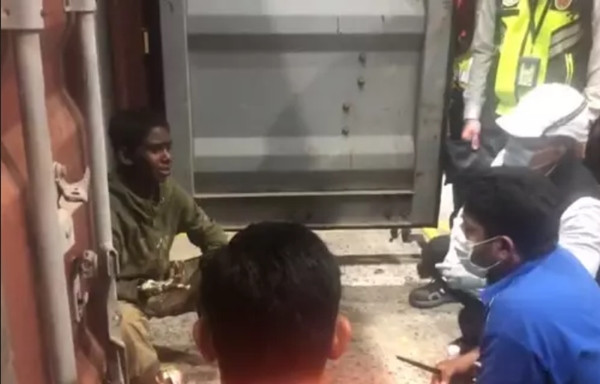 Cảnh sát đến hỏi chuyện những người ở hiện trường. Ảnh: Twitter.