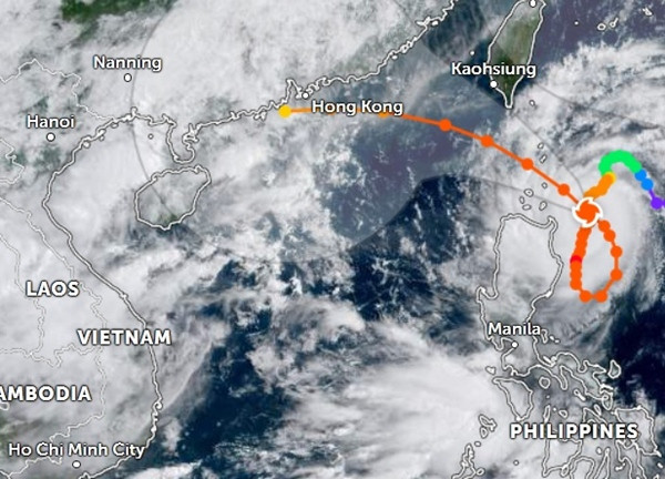 Bão Saola vẫn đang rất mạnh và liên tục đổi hướng (hình xoáy ốc màu cam là vị trí hiện tại của Saola vào sáng 29/8). Ảnh: Zoom Earth. Bão Saola vẫn đang rất mạnh và liên tục đổi hướng (hình xoáy ốc màu cam là vị trí hiện tại của Saola vào sáng 29/8). Ảnh: Zoom Earth.