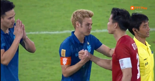 Cuối trận thì tất cả các cầu thủ đều bắt tay nhau. Ảnh: YouTube. Cuối trận thì tất cả các cầu thủ đều bắt tay nhau. Ảnh: YouTube.