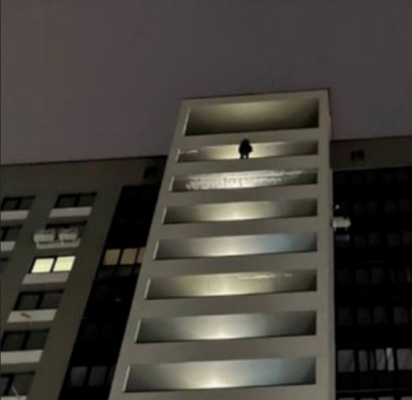 Người đàn ông đứng trên lan can tầng 19 của chung cư, trông rất đáng sợ. Ảnh: Reddit. Người đàn ông đứng trên lan can tầng 19 của chung cư, trông rất đáng sợ. Ảnh: Reddit.