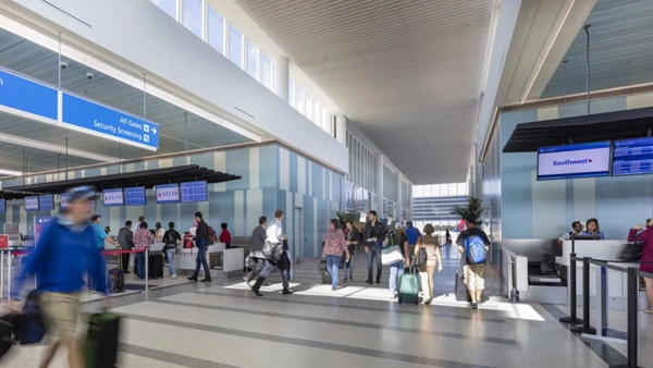 Sân bay nơi Sophia "bắt máy bay" đi làm. Ảnh: Live5News. Sân bay nơi Sophia "bắt máy bay" đi làm. Ảnh: Live5News.