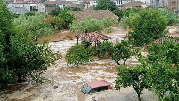 Xe cộ, nhà cửa đều bị ngập. Ảnh: EUROKINISSI/ AFP. Xe cộ, nhà cửa đều bị ngập. Ảnh: EUROKINISSI/ AFP.