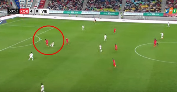 Tình huống dẫn tới thẻ phạt dành cho Bùi Hoàng Việt Anh. Ảnh: YouTube. Tình huống dẫn tới thẻ phạt dành cho Bùi Hoàng Việt Anh. Ảnh: YouTube.