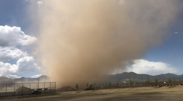 Lốc cát thường xảy ra vào buổi trưa, khi trời trong. Trong ảnh là lốc cát ở bang Utah (Mỹ) vào năm 2021. Ảnh: ABC4. Lốc cát thường xảy ra vào buổi trưa, khi trời trong. Trong ảnh là lốc cát ở bang Utah (Mỹ) vào năm 2021. Ảnh: ABC4.