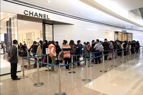 Người vợ vui mừng khi chồng bảo đưa mình tới cửa hàng Chanel (trong ảnh là cửa hàng Chanel ở Thượng Hải, Trung Quốc). Ảnh minh họa: Reuters.