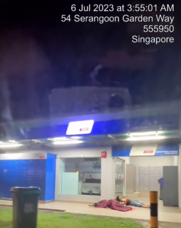 Swifties ngủ trước cửa một chi nhánh bưu điện vào lúc 4h sáng 6/7. Ảnh: Yongwei92.