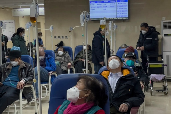 Thời tiết lạnh cũng là một yếu tố khiến nhiều người mắc bệnh hô hấp. Ảnh: AP. Thời tiết lạnh cũng là một yếu tố khiến nhiều người mắc bệnh hô hấp. Ảnh: AP.