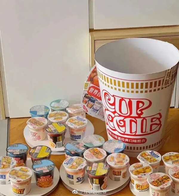 24 cốc mì bình thường và một cái xô không có quai xách. Ảnh: Weibo.