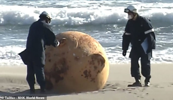 Đội gỡ bom được cử đến để xem xét quả cầu. ẢNh: Twitter/ NHK. Đội gỡ bom được cử đến để xem xét quả cầu. ẢNh: Twitter/ NHK.