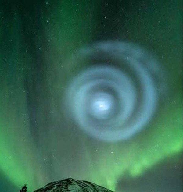 Thông điệp của người ngoài Trái Đất? Ảnh: Daily Loud.