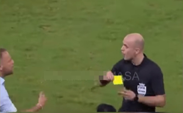 Trọng tài: &quot;Cãi nữa là thẻ đỏ đấy!&quot; - một thẻ vàng cho HLV Polking của ĐT Thái Lan. Ảnh: YouTube.