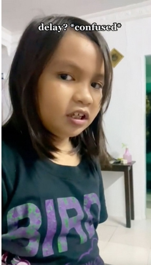 Alisha không phục khi mẹ giải thích rằng chuyến bay bị &quot;delay&quot; nên mới chậm. Ảnh: Annurrezki.