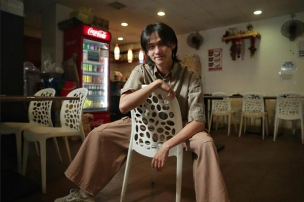 Sở thích học ngoại ngữ khiến Tan trở thành "thần tượng" của nhiều bạn cùng trường. Ảnh: Gin Tay/ The Straits Times. Sở thích học ngoại ngữ khiến Tan trở thành "thần tượng" của nhiều bạn cùng trường. Ảnh: Gin Tay/ The Straits Times.