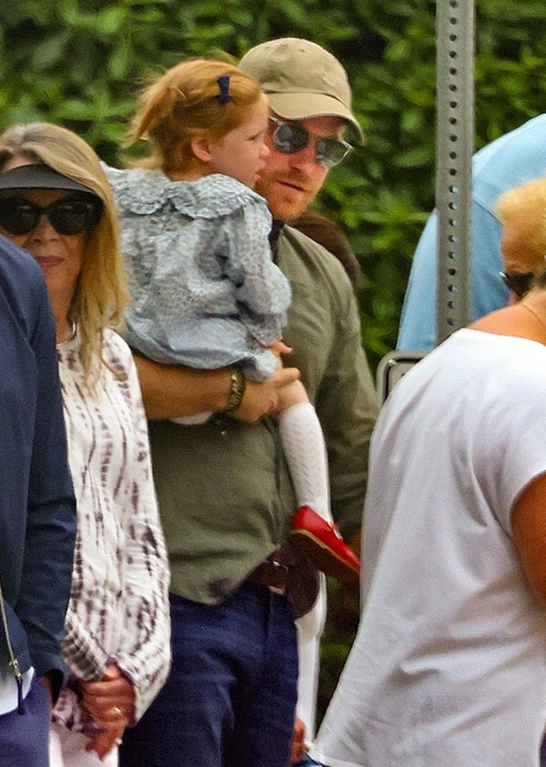 Hoàng tử Harry và con gái - Công chúa Lilibet. Ảnh: Backgrid.