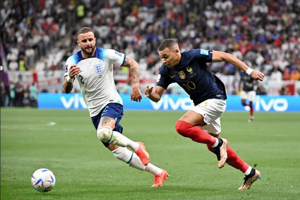 Walker và Mbappé ở World Cup 2022. Ảnh: Getty.